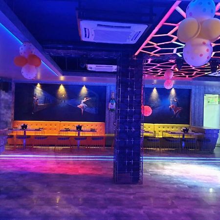 Virat Ambe Sports Club Hotel Ulhāsnagar Buitenkant foto