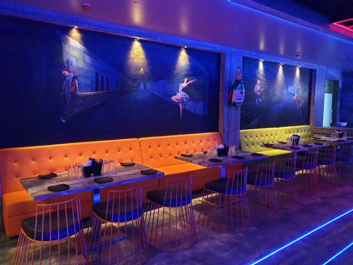 Virat Ambe Sports Club Hotel Ulhāsnagar Buitenkant foto