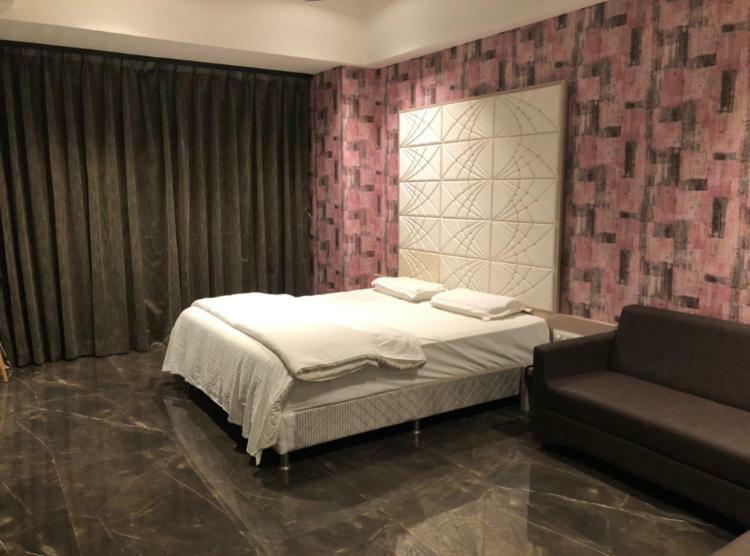 Virat Ambe Sports Club Hotel Ulhāsnagar Buitenkant foto
